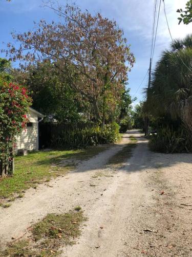 ***Bermuda-esque Island Cottage! Steps to Sand!*** in Longboat Key, USA
