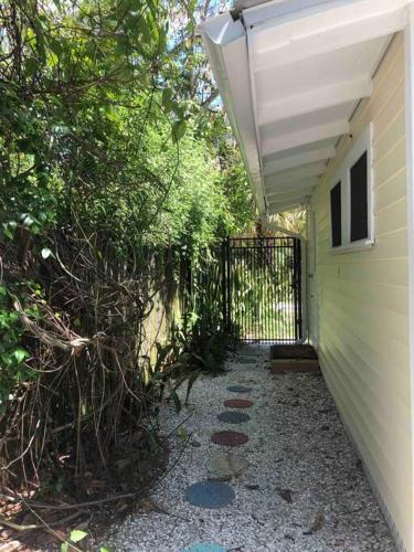 ***Bermuda-esque Island Cottage! Steps to Sand!*** in Longboat Key, USA