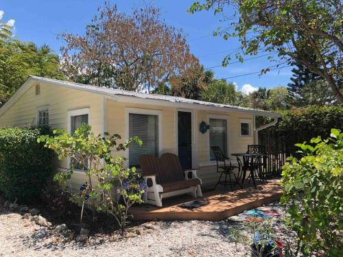 ***Bermuda-esque Island Cottage! Steps to Sand!*** in Longboat Key, USA