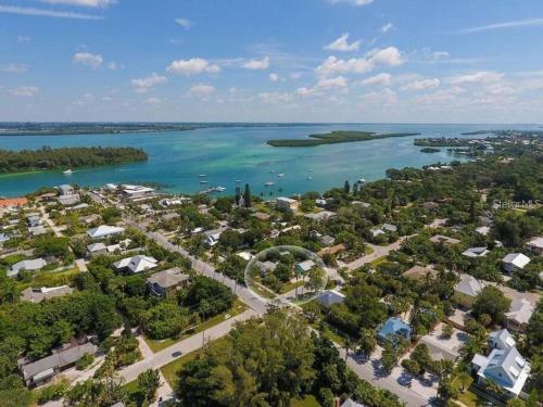 ***Bermuda-esque Island Cottage! Steps to Sand!*** in Longboat Key, USA