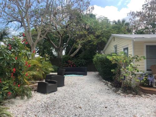 ***Bermuda-esque Island Cottage! Steps to Sand!*** in Longboat Key, USA