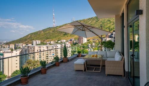 Entire House - Cityscape Retreat: The View