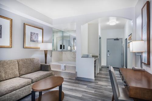 Ramada by Wyndham Bakersfield - image 7