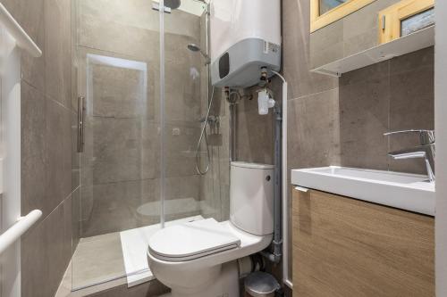 Apartment with Shower image 10
