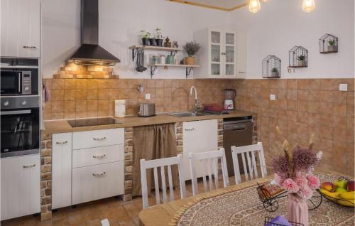 Gorgeous Home In Rakotule With Kitchen