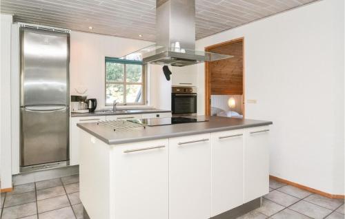 ห้องครัว, Stunning Home In Blavand With Sauna in ไวเออร์ส สทรันด์