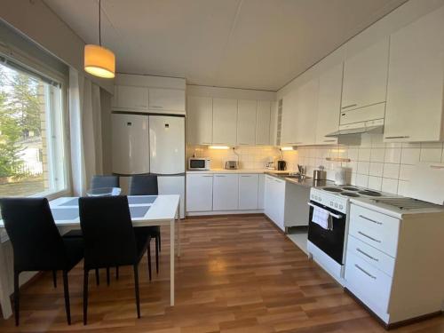 B&B Vantaa - Kotimaailma - Asunto seitsemälle rauhallisella alueella lähellä Tikkurilaa - Bed and Breakfast Vantaa