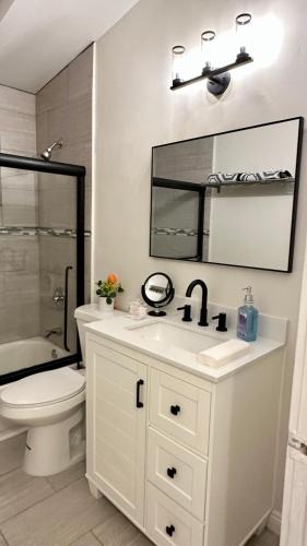 King Suite near SpaceX, SoFI, LAX and Sout Bay Beaches in Gardena, USA