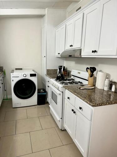 King Suite near SpaceX, SoFI, LAX and Sout Bay Beaches in Gardena, USA