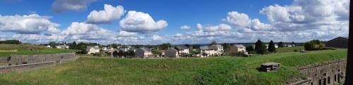 Appartement climatisé avec vue sur les Remparts, centre de Rocroi, parking privatif et garage vélos