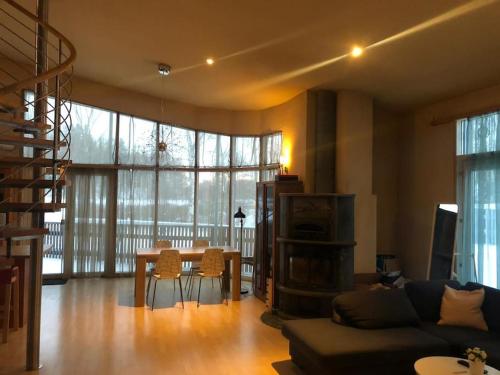 Kotimaailma - Iso ja viihtyisa omakotitalo saunalla 9 henkilolle in Porslax