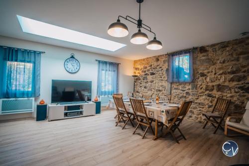 Agreable maison de village avec terrasse in Pougnadoresse