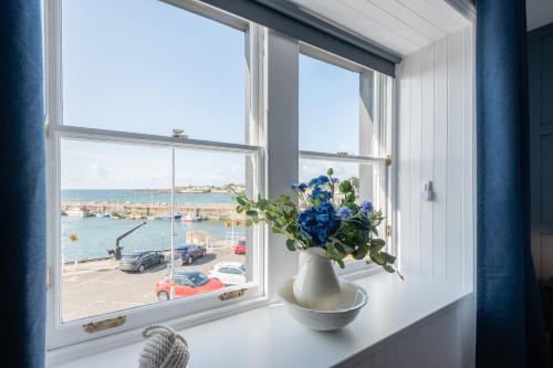 Навколишнє середовище, Shorefront Apartment - Sea View with 3 Bedrooms in Енструзер