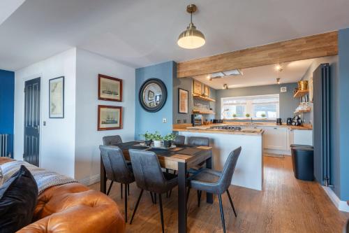 кухня, Shorefront Apartment - Sea View with 3 Bedrooms in Енструзер
