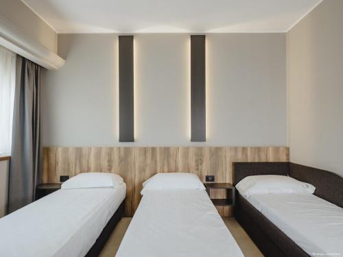3 twin beds