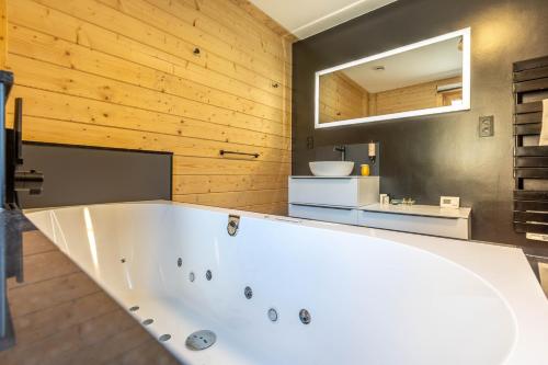 Villa Wood - Gîte de prestige en Ardennes - 10 personnes - Sauna, jacuzzi, piscine et billard