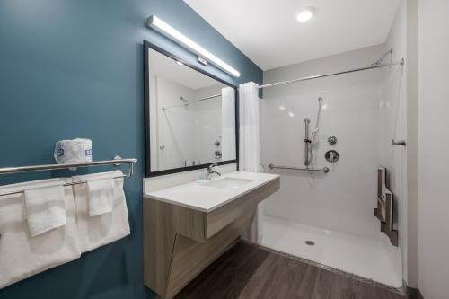 Queen Suite with Roll-In Shower - Disability Access/Non Smoking