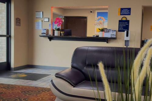 Days Inn & Suites by Wyndham Kaukauna WI