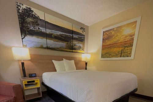 Days Inn & Suites by Wyndham Kaukauna WI