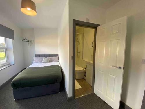 Private Ensuite Rooms with Kitchen - Ideal for Work & Travel