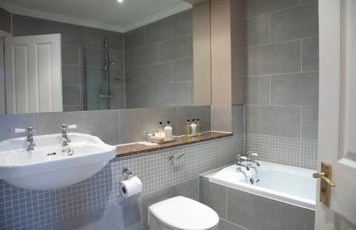 490709507 Loch Ness Lodge