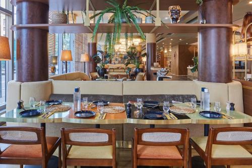 Restaurant, voco Paris – Porte de Clichy By IHG in Clichy