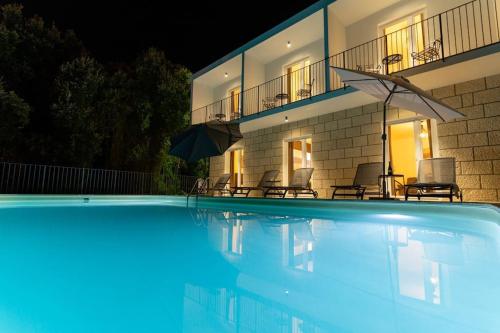 Villa s velikim vrtom i bazenom