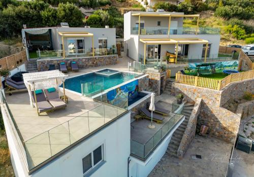 8 bedrooms, 16 beds