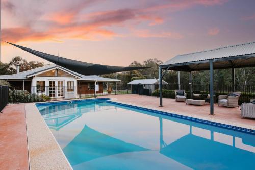 'Wilpine' Poolside Country Luxury near Town
