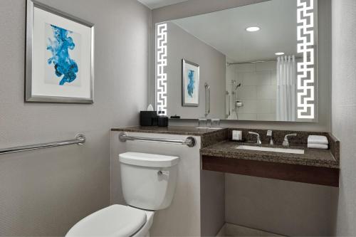 Executive level, Guest room, 1 King, City view