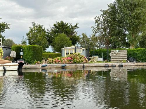  Privé Eiland met eigen bootje, Unterkunft in Aalsmeerderbrug