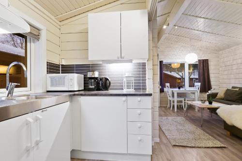Traditional Cabin- Garden view image 7