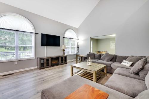 Spacious Scotrun Home with Game Room, Amenity Access in Scotrun, USA