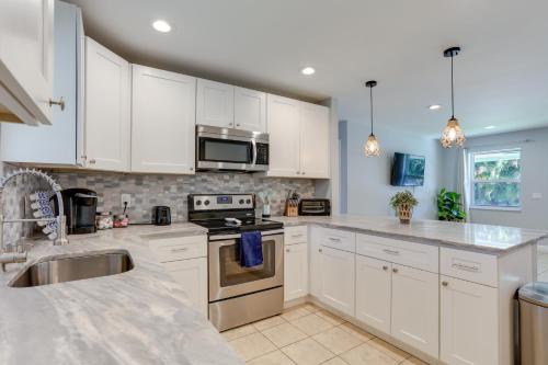 Pet-Friendly Palm Beach Pad - 1 Mi to the Ocean! in North Palm Beach, USA