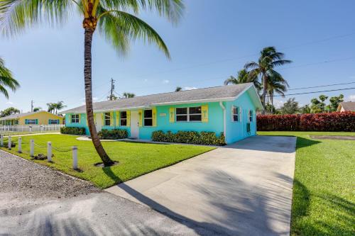 Pet-Friendly Palm Beach Pad - 1 Mi to the Ocean! in North Palm Beach, USA