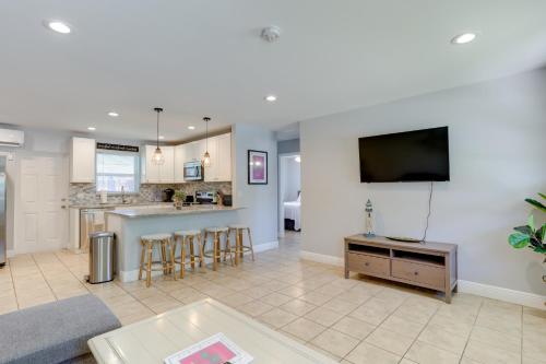Pet-Friendly Palm Beach Pad - 1 Mi to the Ocean! in North Palm Beach, USA
