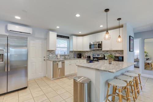 Pet-Friendly Palm Beach Pad - 1 Mi to Ocean! - main image