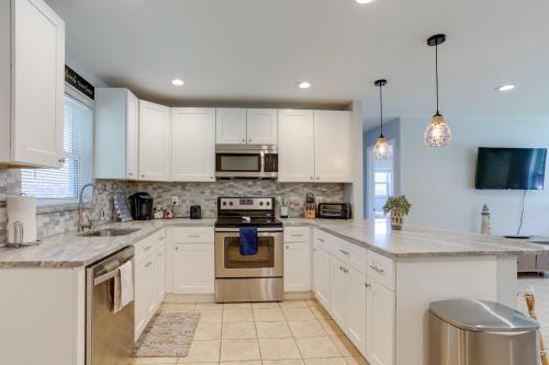 Pet-Friendly Palm Beach Pad - 1 Mi to the Ocean! in North Palm Beach, USA