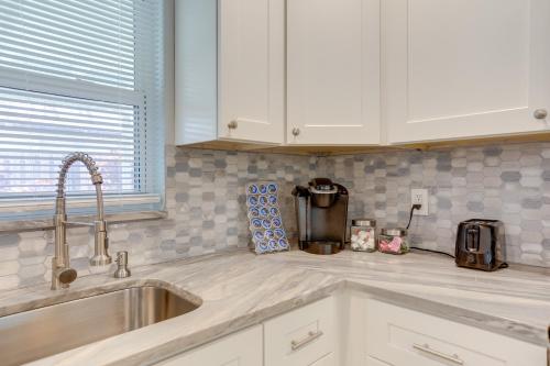 Pet-Friendly Palm Beach Pad - 1 Mi to Ocean! - image 7