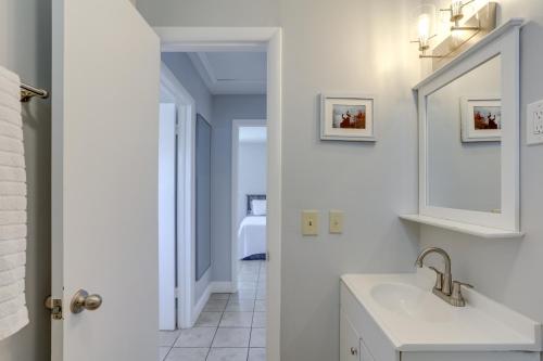 Pet-Friendly Palm Beach Pad - 1 Mi to Ocean! - image 10
