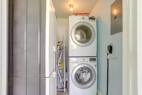 Pet-Friendly Palm Beach Pad - 1 Mi to Ocean! - image 10