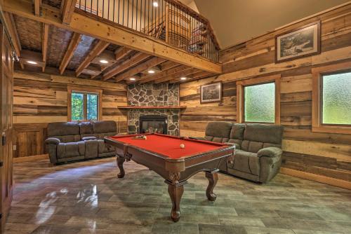 Updated Beech Mountain Cabin with Deck and Grill! in Beech Mountain, USA