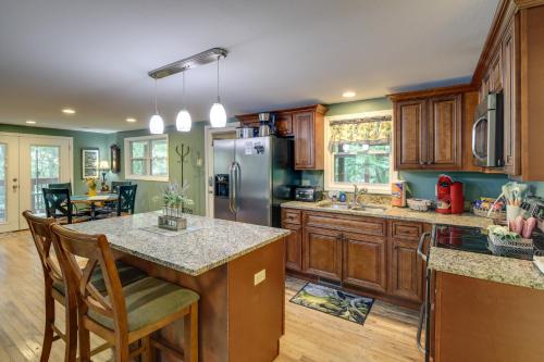 Quaint Smoky Mtn Cabin - 4 Mi to Dtwn Gatlinburg! - image 11