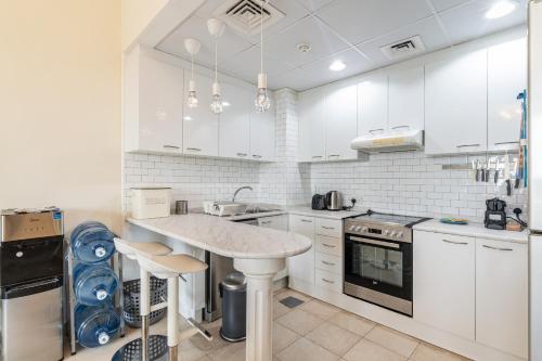 Kitchen, Lake Apartments - 1BR Apartment - Allsopp&Allsopp near Nmc Hospital