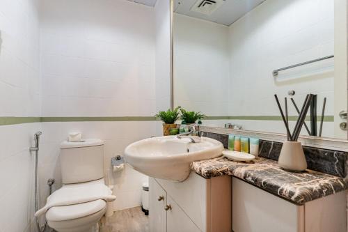 Allsopp & Allsopp - 1-Bedroom Apartment in Lake Apartments Green Community - main image