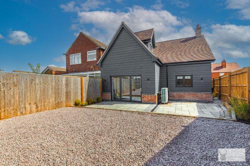 Elegant 5-Bed House with ample parking