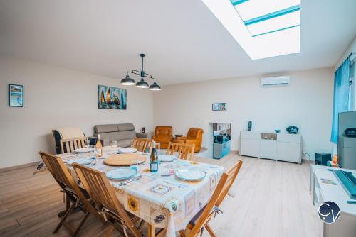 Agreable maison de village avec terrasse in Pougnadoresse
