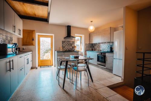 Agreable maison de village avec terrasse in Pougnadoresse