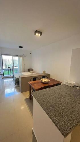 Estudio completamente equipado cerca de Av. Perón