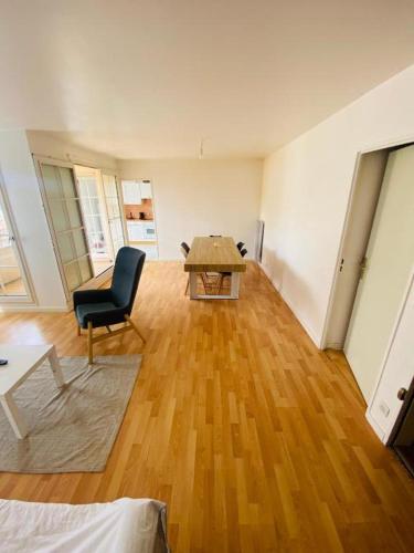 Annonce pour un appartement spacieux avec 2 chambres, un grand séjour et un balcon avec vue sur l'eau à Cergy-Port.